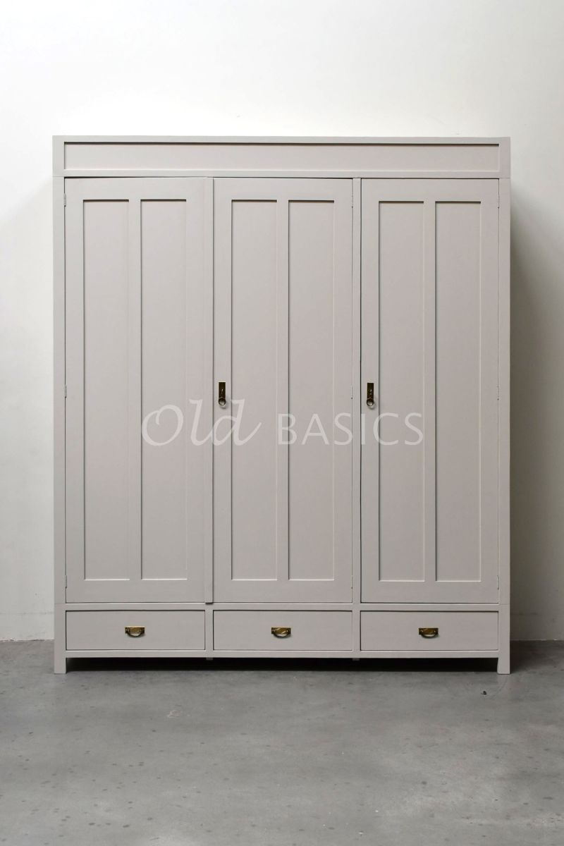 Detail van Linennkast Plage, 3 deuren, RAL7044, grijs, materiaal hout